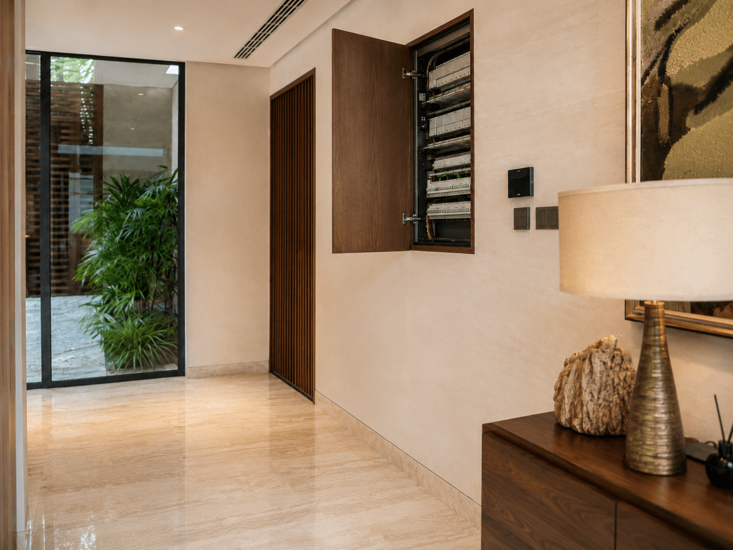 Tủ điện trung tâm KNX trong hệ thống nhà thông minh có dây