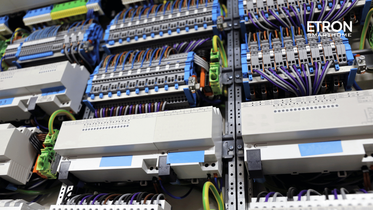 Tủ điện KNX trong hệ thống nhà thông minh biệt thự cao cấp